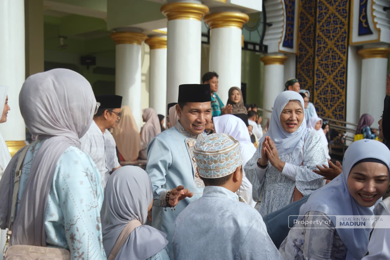 Ribuan Umat Muslim Padati Masjid Agung Baitul Hakim, Plt Wali Kota Madiun Ajak Bangun Daerah di Hari Kemenangan