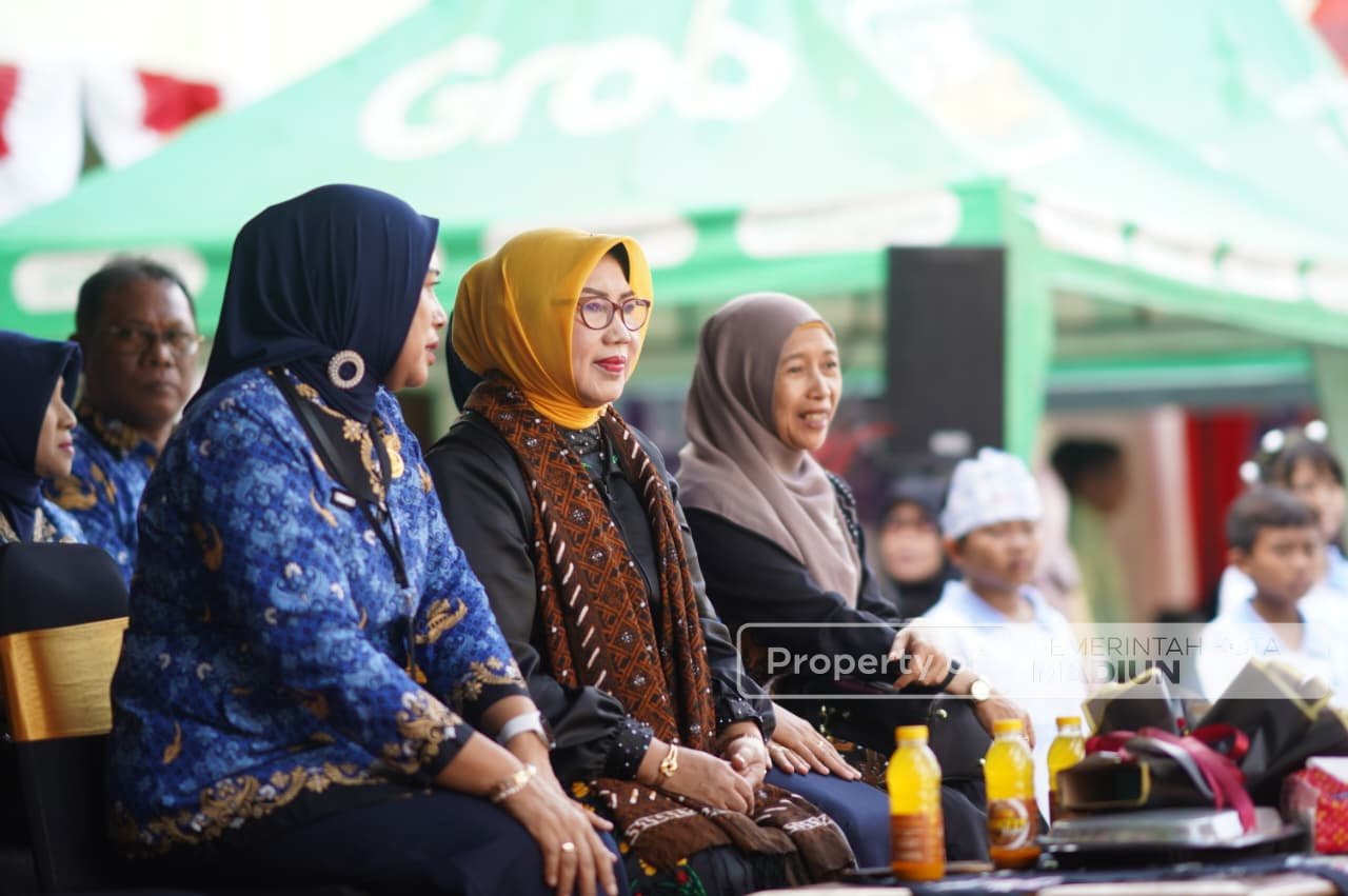 Meriah! Wali Kota Madiun Berangkatkan Pawai HUT ke-79 SMPN 2 Madiun
